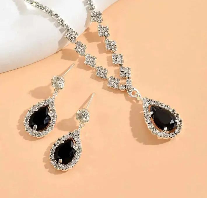 Teardrop Pendant & Earrings Set – Stylish Crystal Jewelry